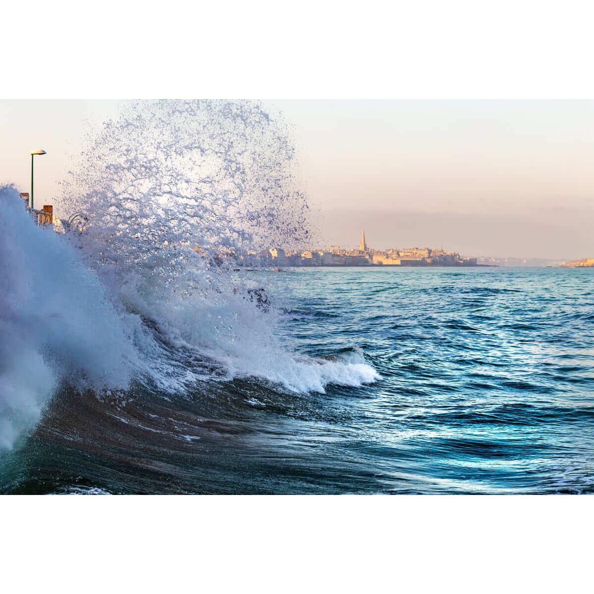 Tableau sur toile vague vue sur Saint-Malo 45x65 cm