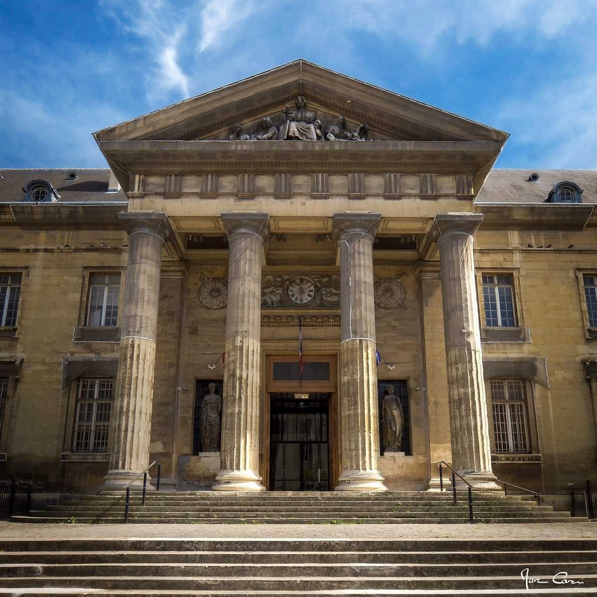 Tableau sur toile façade palais de justice de Reims 65x65 cm Tableau sur toile façade palais de justice de Reims 65x65 cm