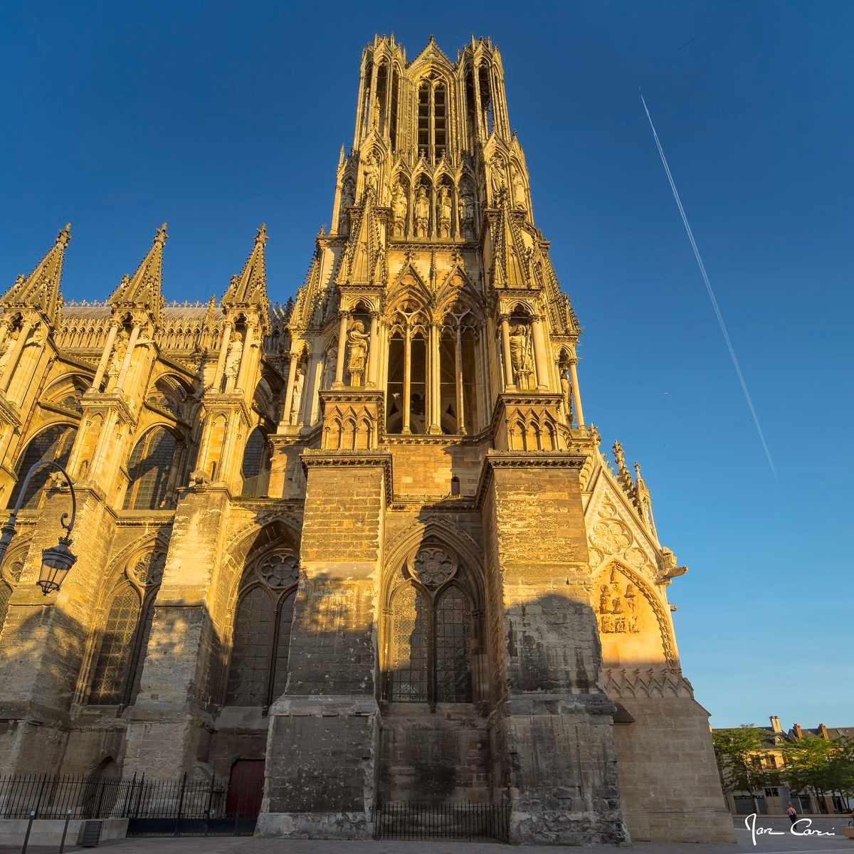 Tableau sur toile tour cathédrale ensoleillée 45x45 cm