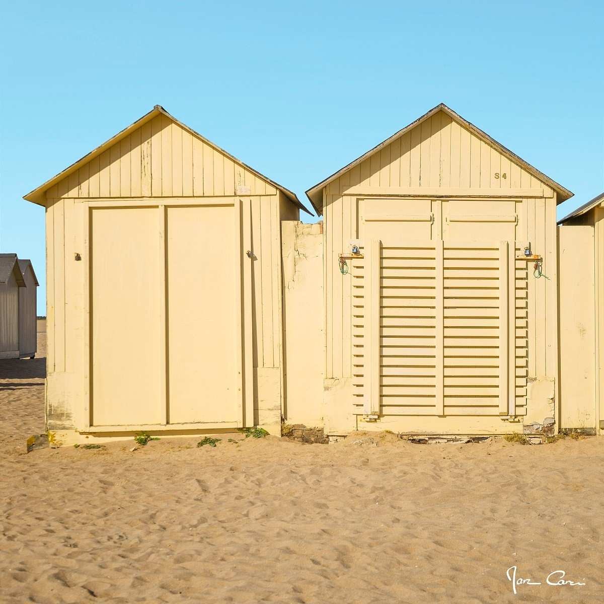 Tableau sur toile cabanes de plage à Caen 45x45 cm