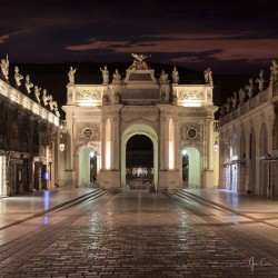 Tableau sur toile Arc Héré la nuit