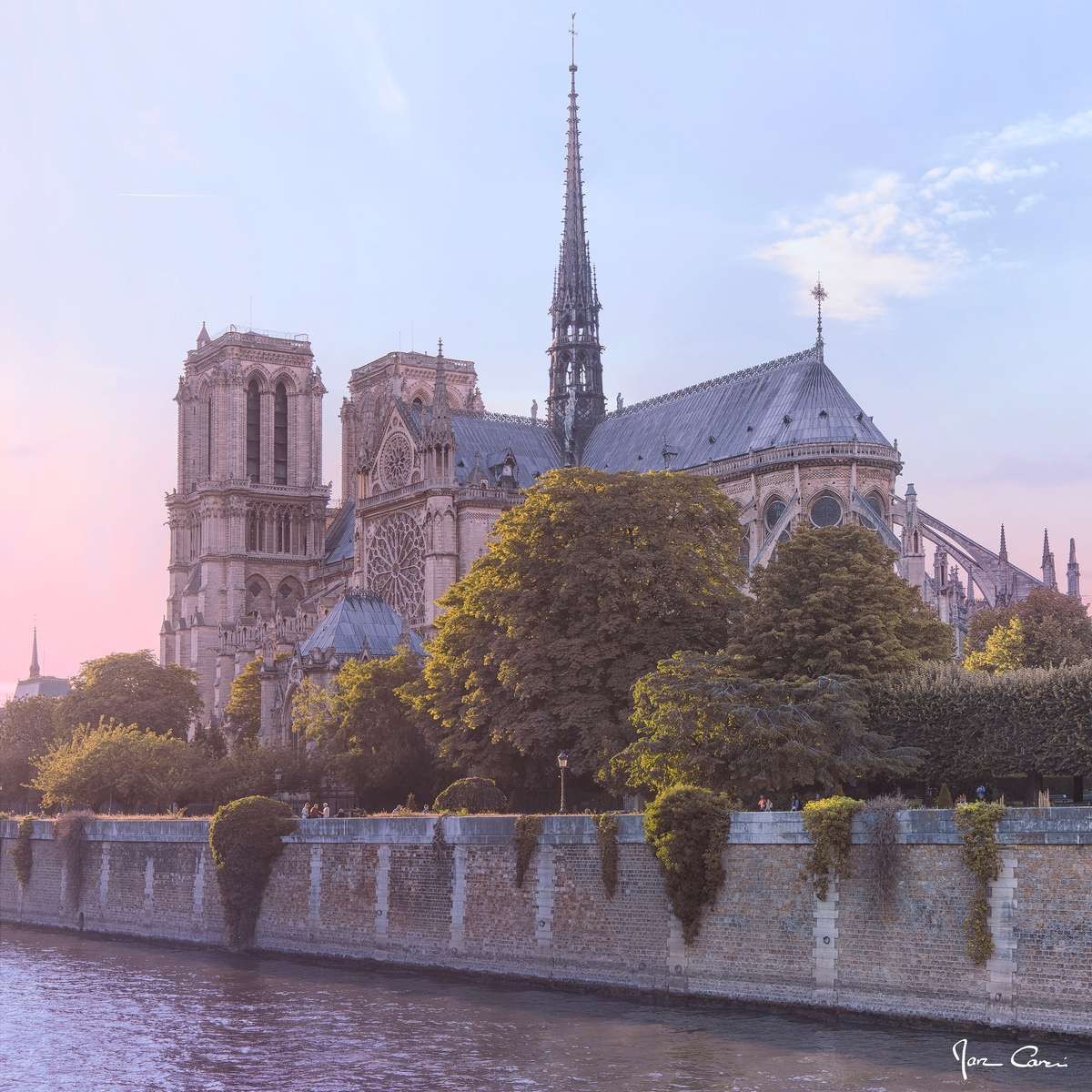 Tableau sur verre synthétique Notre Dame depuis la Seine 90x90 cm Tableau sur verre synthétique Notre Dame depuis la Seine 90x90 cm